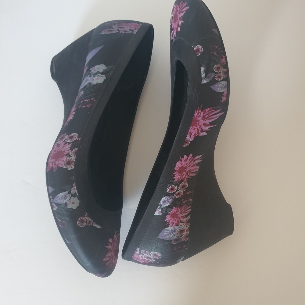 Crocs Lina Floral Wedge Pumps Black Pink Purple Flowers Womens Size 9 Slip On - Picture 2 of 8